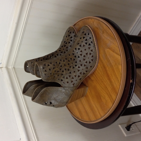 Avanti Shoes - 🟢 16oz Avanti  faux leather ankle boots moss Green